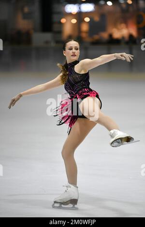 Jakarta, Indonesien. 8.. Dezember 2022. Mirika Armstrong aus Neuseeland tritt am 8. Dezember 2022 beim Junior Women Short Program der Asian Open Figure Skating Trophäe 2022 in Jakarta, Indonesien, an. Kredit: Xu Qin/Xinhua/Alamy Live News Stockfoto