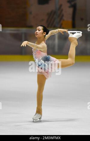 Jakarta, Indonesien. 8.. Dezember 2022. Hayden Isabel Balucating aus den Philippinen tritt am 8. Dezember 2022 in Jakarta, Indonesien, im Junior Women Short Program der Asiatischen Open-Figure-Skating-Trophäe 2022 an. Kredit: Xu Qin/Xinhua/Alamy Live News Stockfoto