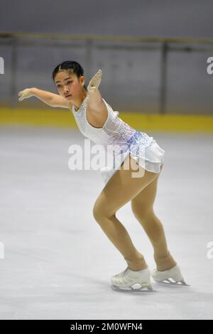 Jakarta, Indonesien. 8.. Dezember 2022. Supitsara Attawiboon aus Thailand tritt am 8. Dezember 2022 in Jakarta, Indonesien, beim Junior Women Short Program der Asian Open Figure Skating Trophäe 2022 an. Kredit: Xu Qin/Xinhua/Alamy Live News Stockfoto