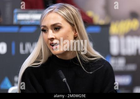 Leeds, Großbritannien. 08.. Dezember 2022. Die Banking Hall, Aspire, Infirmary Street, Leeds, West Yorkshire, 8.. Dezember 2022 Rhiannon Dixon während der Josh Warrington vs Luis Alberto Lopez Undercard Pressekonferenz Kredit: Touchlinepics/Alamy Live News Stockfoto