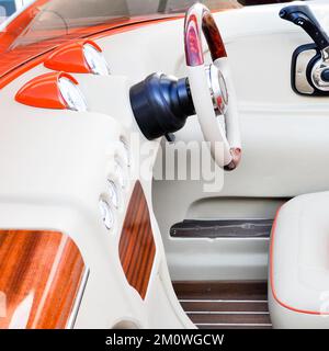 Speedboot-Lenkrad und Instrumententafel, luxuriöses Speedboot-Bedienfeld Stockfoto