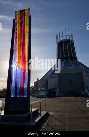 Sonnenlicht scheint durch eine Buntglassäule auf dem Dach der Lutyens-Krypta der Liverpool Metropolitan Cathedral, die im Hintergrund zu sehen ist Stockfoto