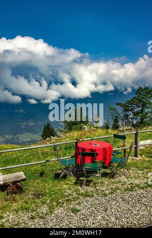 Blick vom Berg auf die Stadt Interlaken mit Blick auf den Thunsee, Schweiz Stockfoto
