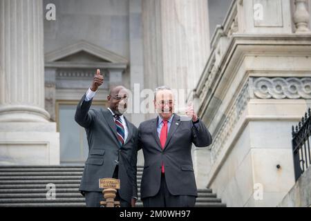 Der Mehrheitsführer des US-Senats, Chuck Schumer (Demokrat von New York), richtig, begrüßt den wiedergewählten Amtsinhaber des US-Senators Raphael G. Warnock (Demokrat von Georgien) am US Capitol in Washington, DC, Mittwoch, den 7. Dezember 2022. Kredit: Rod Lamkey/CNP/MediaPunch Stockfoto