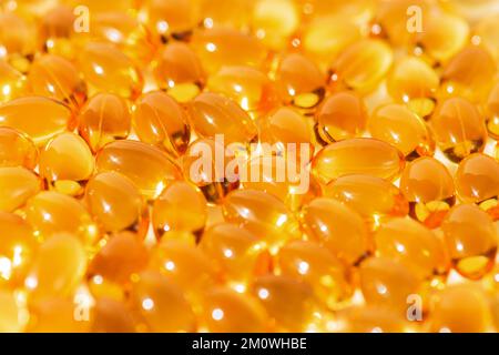 Fischöl Kapseln Omega 3 Macro Backlit Nahaufnahme Hintergrund, Konzept der gesunden Ernährung, Krankheitsprävention und Behandlung Stockfoto