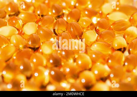 Fischöl Kapseln Omega 3 Macro Backlit Nahaufnahme Hintergrund, Konzept der gesunden Ernährung, Krankheitsprävention und Behandlung Stockfoto