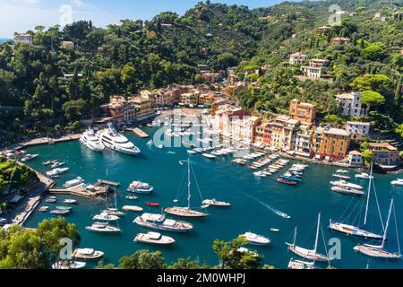 Der wunderschöne Hafen von Portofino mit seinen Anwesen, die sich um einen gepflasterten Platz versammelt haben. Ligurien Norditalien. September 2022 Stockfoto