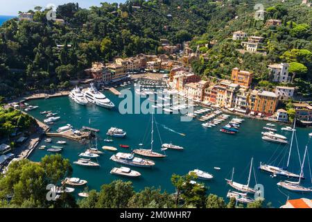 Der wunderschöne Hafen von Portofino mit seinen Anwesen, die sich um einen gepflasterten Platz versammelt haben. Ligurien Norditalien. September 2022 Stockfoto