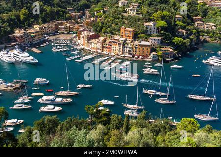 Der wunderschöne Hafen von Portofino mit seinen Anwesen, die sich um einen gepflasterten Platz versammelt haben. Ligurien Norditalien. September 2022 Stockfoto