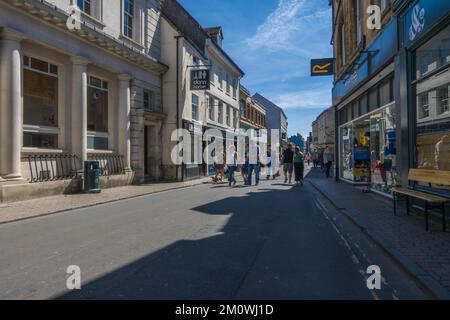 Einkäufer und Touristen, die an einem Sommertag auf der Cricklade Street Cirencester England England vorbeischauen. August 2022 Stockfoto