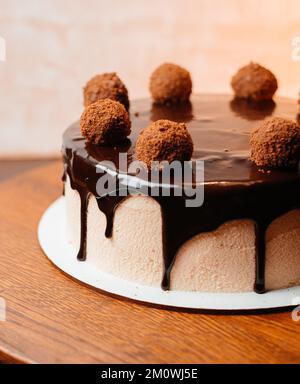 Teller mit einem Stück köstlicher hausgemachter Schokoladenkuchen auf dem Tisch Stockfoto