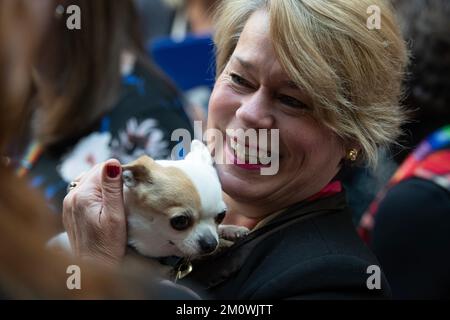 Edinburgh, Schottland, Großbritannien. 8.. Dezember 2022. IM BILD: Michelle Thomson MSP mit einem Welpen. Fotoanruf mit MSPs, die Welpen festhalten, während der schottische SPCA einen Fotoanruf macht, der besagt, dass keine Hundehändler in der Gartenlobby des schottischen Parlaments Holyrood sind. Kredit: Colin D Fisher Kredit: Colin Fisher/Alamy Live News Stockfoto