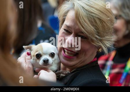 Edinburgh, Schottland, Großbritannien. 8.. Dezember 2022. IM BILD: Michelle Thomson MSP mit einem Welpen. Fotoanruf mit MSPs, die Welpen festhalten, während der schottische SPCA einen Fotoanruf macht, der besagt, dass keine Hundehändler in der Gartenlobby des schottischen Parlaments Holyrood sind. Kredit: Colin D Fisher Kredit: Colin Fisher/Alamy Live News Stockfoto