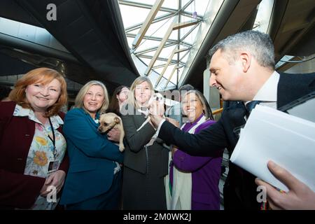 Edinburgh, Schottland, Großbritannien. 8.. Dezember 2022. BILD: (L-R) Emma Harper MSP, Michelle Thomson MSP, Alison Johstone MSP - Vorsitzende des schottischen Parlaments, Kaukab Stewart MSP, Alex Cole-Hamilton MSP - Leiter der schottischen Liberalen Partei. Fotoanruf mit MSPs, die Welpen festhalten, während der schottische SPCA einen Fotoanruf macht, der besagt, dass keine Hundehändler in der Gartenlobby des schottischen Parlaments Holyrood sind. Kredit: Colin D Fisher Kredit: Colin Fisher/Alamy Live News Stockfoto