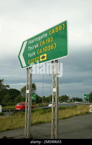 Verkehr, Geschwindigkeit, Pkw, Autobahn, Straßenmarkierungen, Straßenschilder, Straßenoberfläche, Asphalt, Tagesausflug, Urlaub, Straßenschilder, Autobahnabsperrung Stockfoto