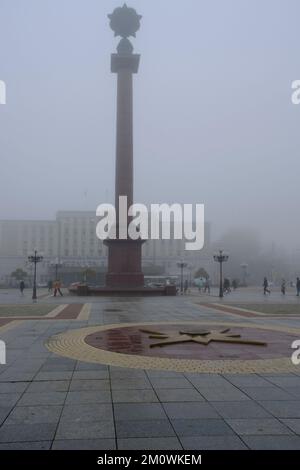 Russland, Kaliningrad, 27. Oktober 2022, Victory Square, Die Triumphsäule im Nebel Stockfoto