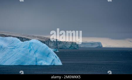 Tabellarischer Eisberg im Antarktis-Sound, Antarktis. Stockfoto