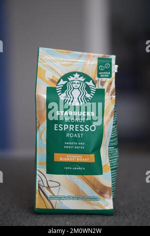 Eine vertikale Aufnahme der Packung von Starbucks Espresso Roast blonder Bohnenkaffee in Grün und Gelb Stockfoto