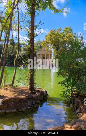 Tempel des Asklepios in der Mitte der kleinen Insel auf dem künstlichen See in Villa Borghese Gärten, Rom, Italien. Stockfoto