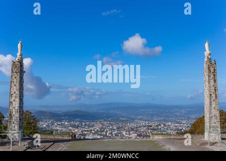 Braga, Portugal - 1. November 2022: Ansicht der Stadt Braga vom Heiligtum von Sameiro; Portugal Stockfoto