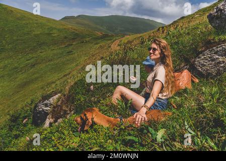 Mutter Sohn und Vizsla Dog ruhen sich in den Bergen aus Stockfoto