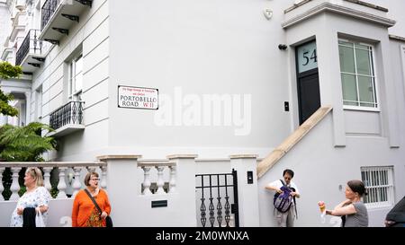 Personen, die in der Portabello Road in London, England, Großbritannien stehen Stockfoto