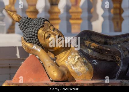 Blick aus der Nähe auf die wunderschöne liegende Buddha-Bronzestatue im alten buddhistischen Tempel Wat Chai Sri Phum, Chiang Mai, Thailand Stockfoto