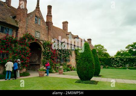 Sissinghurst Gardens in Kent. Ein National Trust Eigentum, aufgenommen auf Film in den 1990er. Stockfoto