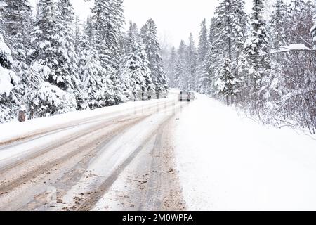 Landstraße nach starkem Schneefall. Stockfoto