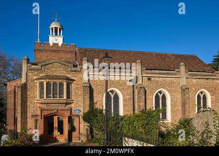 Eingang zur historischen denkmalgeschützten Pfarrkirche St. Mary, Leyton, East London UK Stockfoto