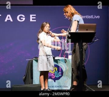 Alina Ivan hält einen Vortrag mit dem Titel „Hack Your Brain“, über das Stadium des Geistes und Körpers, auf der New Scientist Live 2022 Stockfoto