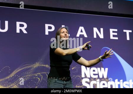 Helen Czerski hält einen Vortrag mit dem Titel „Physiker in the Wild“ auf der Bühne Our Planet, während des Dedicated School's Day, auf der New Scientist Live 2022 Stockfoto