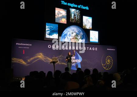Helen Czerski hält einen Vortrag mit dem Titel „Physiker in the Wild“ auf der Bühne „Our Planet“ während des speziellen Shool's Day auf der New Scientist Live 2022 Stockfoto