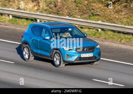 2022 Blue VOLVO XC40 CORE MHEV AUTO B4 R-DESIGN Hybrid Electric 7-Gang Automatik; Fahrt auf der Autobahn M61 UK Stockfoto