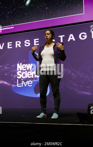 Dr. Jen Gupta hält hier einen Vortrag mit dem Titel „das unsichtbare Universum sehen“ auf der Bühne des Universums, auf der New Scientist Live 2022 Stockfoto