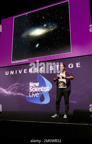 Dr. Jen Gupta hält hier einen Vortrag mit dem Titel „das unsichtbare Universum sehen“ auf der Bühne des Universums, auf der New Scientist Live 2022 Stockfoto