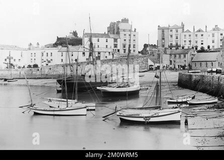 Klassisches Schwarz-Weiß-Foto des Tenby Hafens in Südwales aus dem späten 19.. Jahrhundert. Stockfoto