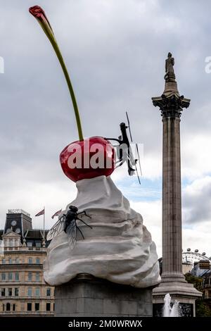 Die Ice Cream and Cherry Art Installation auf dem 4.-Sockel am Trafalgar Square, London, Großbritannien. Stockfoto