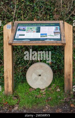 Halnaker Hill und das Informationsboard für Windmill Trail mit Rees Jeffreys Road Fund Millstone 2021, West Sussex, England, Großbritannien Stockfoto