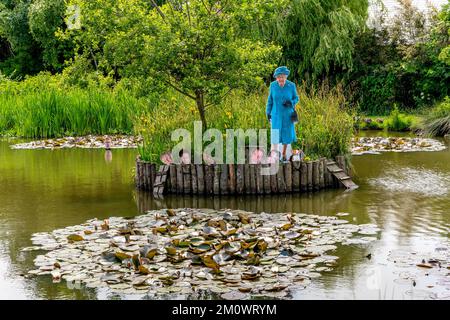 Während des Platinum Jubilee, Rottingdean, Sussex, Großbritannien, erscheint auf einer Insel im Village Pond eine Figur von Königin Elizabeth II., umgeben von ihrer Familie. Stockfoto