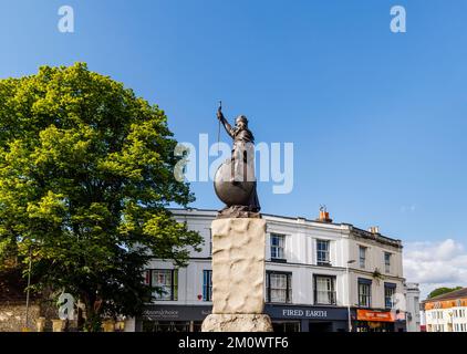 King Alfred's Statue, ein Wahrzeichen im Stadtzentrum von Winchester, Hampshire, an einem sonnigen Frühlingstag mit blauem Himmel Stockfoto