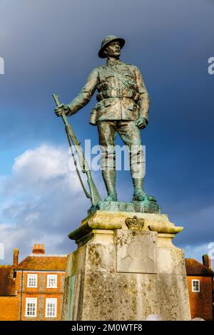 Gedenkstätte Bronzestatue eines Schützen des königlichen Gewehr-Korps in Cathedral Close, Winchester, Hampshire, England Stockfoto