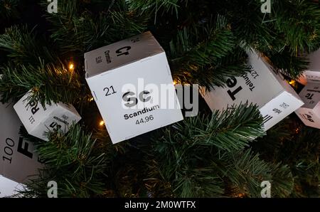 8. Dezember 2021, Sotschi, Russland. Ein Papierwürfel mit einem Bild von Scandium - ein Element des Periodensystems von Mendeleev auf einem Weihnachtsbaum. Stockfoto