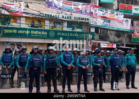 Dhaka, Dhaka, Bangladesch. 8.. Dezember 2022. Die Polizei steht am 8. Dezember 2022 vor dem Zentralbüro der Bangladesch Nationalist Party in Dhaka, im Vorfeld einer BNP-Kundgebung, die für den 10. Dezember aufgerufen wurde, um Premierminister Scheich Hasina zum Rücktritt zu zwingen. - Mindestens eine Person starb am 7. Dezember und unzählige wurden in der Hauptstadt von Bangladesch, Dhaka, verletzt, als die Polizei Gummigeschosse und Tränengas auf Anhänger der Opposition abgefeuert hatte, bevor Hunderte von Zeugen und die Polizei verhafteten. (Kreditbild: © Abu Sufian Jewel/ZUMA Press Wire) Stockfoto