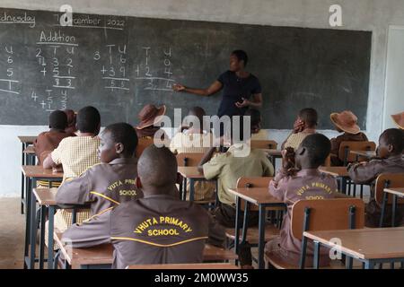 Goromonzi, Simbabwe. 7.. Dezember 2022. Mathematiklehrer an der Vhuta Primary School im Goromonzi District, Simbabwe, 7. Dezember 2022. Ein chinesisch investiertes Unternehmen hat im Rahmen seiner Initiativen zur sozialen Verantwortung der Unternehmen zwei Klassenzimmer und Möbel an eine örtliche Schule übergeben, um die lokale Bildung zu verbessern. ZU „Feature: Chinesisches Unternehmen spendet Klassenräume an die simbabwische Schule“. Guthaben: Tafara Mugwara/Xinhua/Alamy Live News Stockfoto