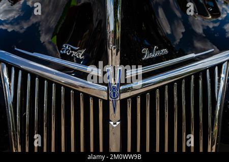 Des Moines, IA - 03. Juli 2022: Detailansicht eines 1939 Ford Deluxe V8 Tudor Sedan Kühlergrills auf einer lokalen Automesse. Stockfoto