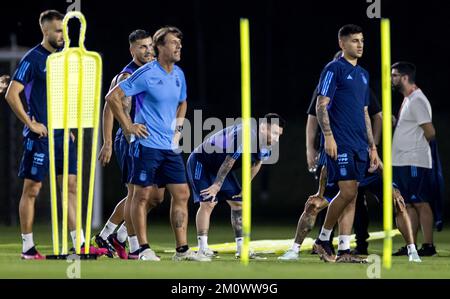 DOHA - Lionel Messi während einer Schulung der argentinischen Nationalmannschaft am Trainingskomplex der Qatar University am 8. Dezember 2022 in Doha, Katar. Argentinien bereitet sich auf das Viertelfinale gegen die Niederlande vor. ANP KOEN VAN WEEL Stockfoto