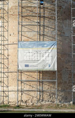 Bendery, Moldawien - 12. November 2022: Ein Poster an der Mauer der Festung Tighina, das über die erste Phase der Renovierung der Festung informiert, Stockfoto