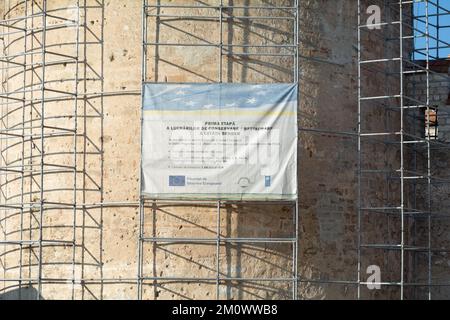 Bendery, Moldawien - 12. November 2022: Ein Poster an der Mauer der Festung Tighina, das über die erste Phase der Renovierung der Festung informiert, Stockfoto