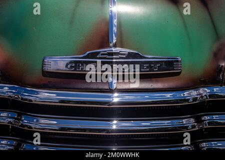 Des Moines, IA - 03. Juli 2022: Detailansicht eines 1950 Chevrolet Advance Design 3100 Pickup-Kühlergrills auf einer lokalen Automesse. Stockfoto